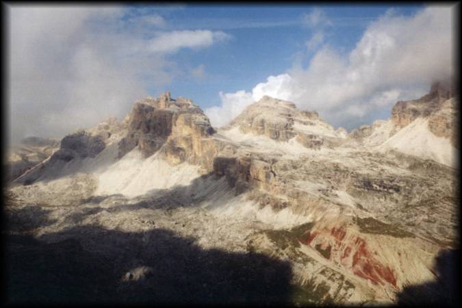 Nach dem langen Stollen zu Beginn wieder am Tageslicht, bot sich ein schöner Blick vom Lipelli-Klettersteig zu den Fanisspitzen gegenüber