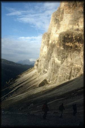 Am Horizont funkelt der Marmolada-Gletscher: Mario, Thomas, Jörg und ich beim "Zubringer" vom Rif. Giussani zum Sentiero Astaldi
