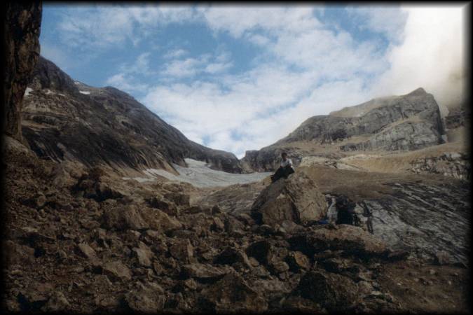 Innehalten und Landschaft genießen beim Aufstieg zur Forcella Marmolada kurz vor dem Vernelgletscher