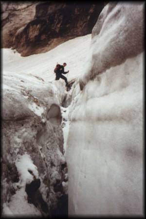 Er kann's einfach nicht lassen: Andi beim vorsichtigen Erkunden einer kleinen Gletscherspalte ...