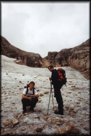 Andi und Chris auf dem Vernelgletscher knapp unterhalb der Forcella Marmolada, von der es dann über den Klettersteig weiter rauf geht