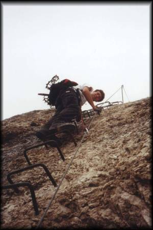 Chris auf einer netten Leiter zur Überwindung einer Steilstufe