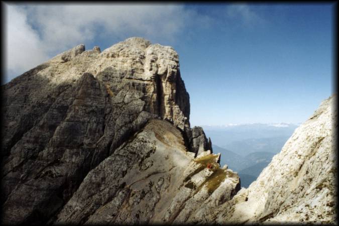 Der Abstieg von der Latemarspitze bescherte mir diese wunderbare Aussicht über das winzige Bivacco Rigatti in der Scharte