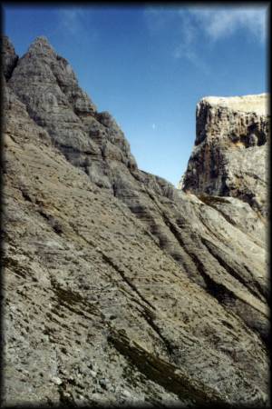 Nach Abstieg von der Latemarspitze wurde der Große Latemarturm auf weitläufigen Bändern bis in den riesigen Valsorda-Kessel gequert