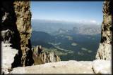 Atemberaubender Tiefblick vom Latemar-Klettersteig aus einer der fünf Scharten