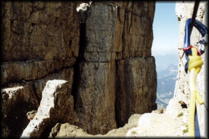 Bloß nicht in den Seilen hängen: Bei dieser schmalen Scharte am Latemar-Klettersteig ging es auf beiden Seiten steil in die Tiefe ...