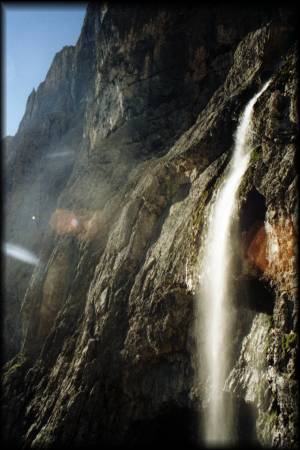 Eine kleine Pause in der wärmenden Sonne an diesem schön herabstürzenden Wasserfall am Pisciadu-Klettersteig war auch drin