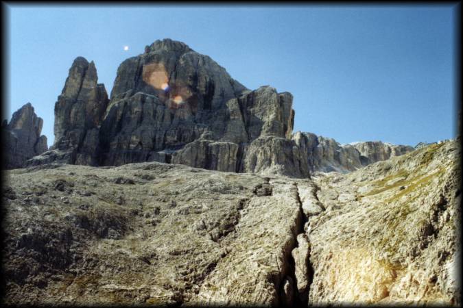 Aussicht vom schwierigen Klettersteig-Stück: Der mächtige Pisciadu-Gipfel ragt in den blauen Himmel und die Hütte ist zum Greifen nahe ...
