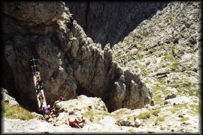 Der luftige Pendelsteg am Ende des Pisciadu-Klettersteigs kam auch bei den Italienern bestens an, die scharenweise Fotosessions absolvierten
