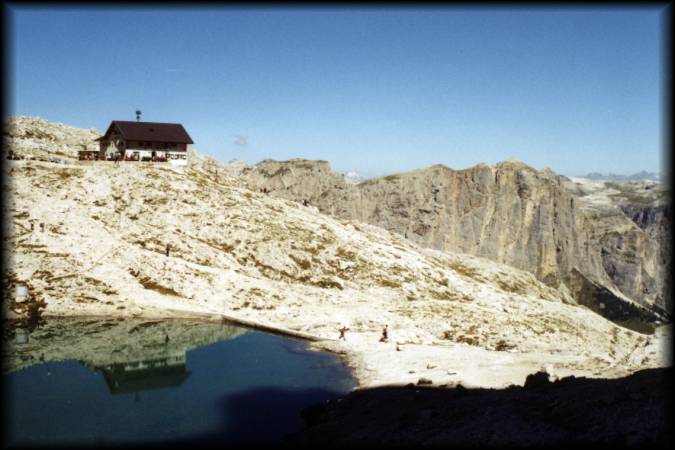 Schöner Blick zurück vom Bergpfad 666 auf das malerisch gelegene Rifugio Pisciadu und den kleinen See