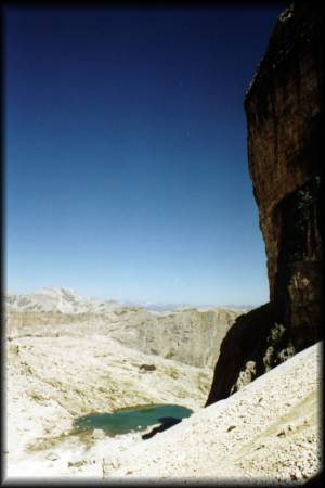Das nenn ich mal eine imposante Felswand: Fast senkrecht fällt diese Seite des Pisciadu-Gipfels ab ...