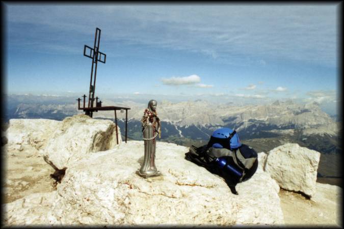 Einfach geniales Dolomiten-Panorama vom Piz Boe mit Gipfelkreuz, Madonna-Statue und meinem Rucksack