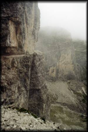Der Alpini-Steig aus dem Ersten Weltkrieg war als Touristenmagnet im Klettersteigführer angepriesen, bei dem Wetter war ich ganz allein ...