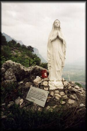 Eine große Heiligen-Statue direkt am Gipfel des Colodri