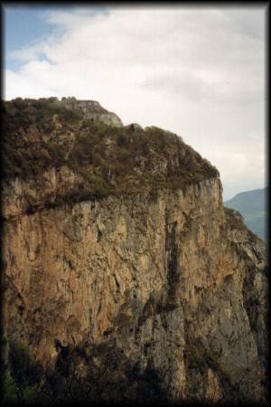Blick zu den steilen Felsabstürzen am Gipfel-Plateau des Monte Casale