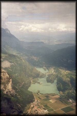 Netter Tiefblick vom Monte Casale auf den knapp 1500 hm tiefer gelegenen Lago di Toblino