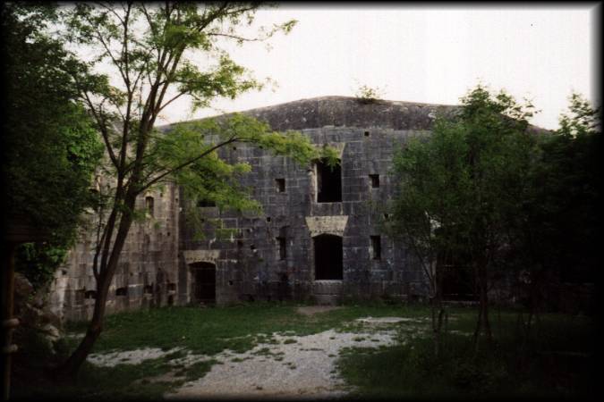 Die alte Bunkeranlage am Monte Brione bietet zwar äußerlich nicht viel, aber innen kann man ein bißchen "rumturnen" ...