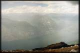 Panorama-Tiefblick auf den Gardasee