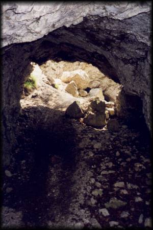 Abenteuerliches Schiebestück auf dem einsamen Trail zur Malga di Fobia durch zwei sehr niedrige Tunnel