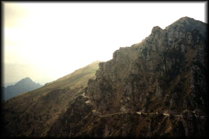 Downhill am Monte Caplone: Diesen kühn angelegten Weg rollt man mit dem Bike runter ...