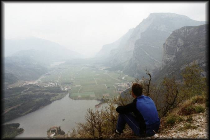 Abschalten und genießen: Blick bei Ranzo aufs Sarche-Tal und die Seen