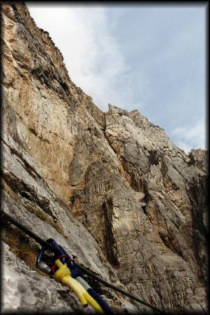 Trotz der steilen Felswand ist der Klettersteig verhältnismäßig leicht und nur aufgrund der Länge und des Abstiegs anstrengend