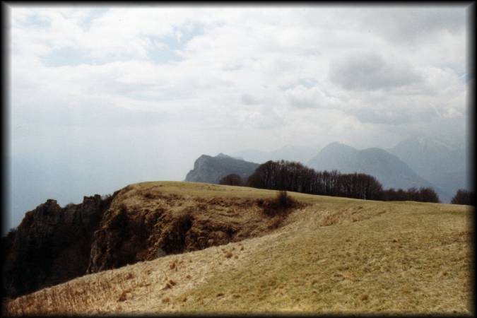 Der grasige Gipfel des Monte Casale lädt bei gutem Wetter und ausreichendem Zeitpolster zu längerer Rast ein