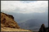 Gipfelkreuz des Monte Casale und Tiefblick ins Sarche-Tal