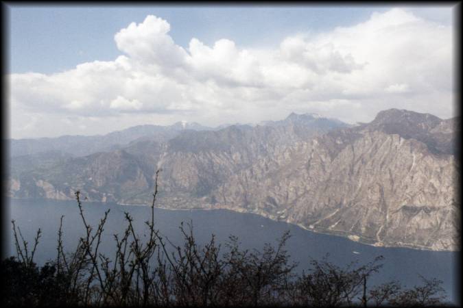 Vom Dosso dei Roveri konnte man wunderbar die Aussicht genießen und sich dann in das Trail-Abenteuer bergab nach Navene stürzen