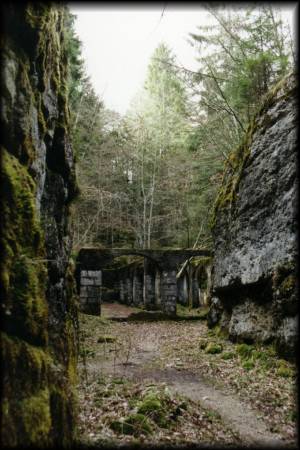 Mitten im Wald kann man noch die Reste des Commando Austriaco besichtigen, doch letztlich gibt es schönere Festungen in der Region