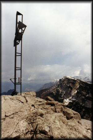 Das alte Gipfelkreuz auf dem Forte Spitz Verle