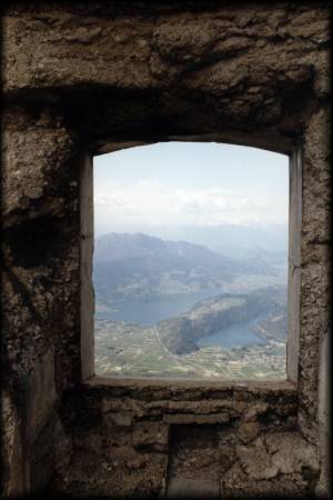 Unvergeßlicher Blick aus dem Forte Spitz Verle auf den Lago di Caldonazzo und den Lago di Levico tief unten