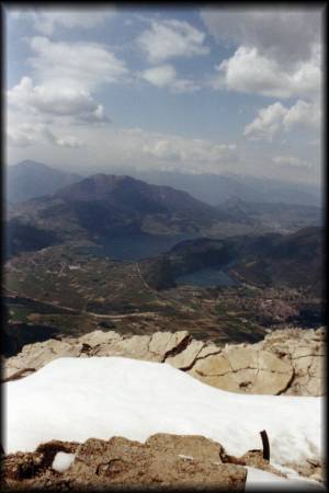 Tolle Aussicht über den Felsrand hinab auf die Caldonazzo-Ebene