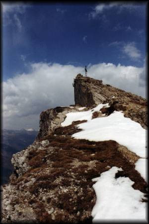 Blick zurück über den seitlich steil ins Tal abfallenden Grat bis zum Gipfelkreuz auf dem Forte Spitz Verle