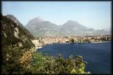 Blick auf den Hafen von Riva von einem Kletterfelsen oberhalb der Uferstraße