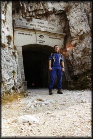 Der erste Tunnel der Strada delle 52 Gallerie: Ab hier schlängelt sich der kühne Steig bis hinauf zur Porta del Pasubio auf 1930 m