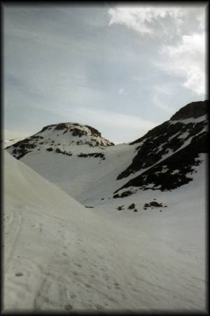 Den Spuren von Skitouren-Gehern folgend stapfe ich durch den Tiefschnee auf der Suche nach den Sette Croci ...