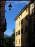 Früh morgendlicher Ausblick aus den Gassen von Riva gen Monte Baldo 