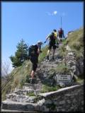 Entlang eines alten Schützengrabens geht's zum Aussichtspunkt am Monte Stino