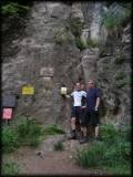 Andi und ich am Einstieg zum Monte Albano Klettersteig - das Bier zum Begießen der erfolgreichen Tour darf ich nach oben transportieren ...