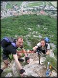 Martin und ich beim hier etwas luftigen Abstieg vom Monte Albano über den leichten Klettersteig