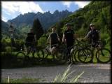 Wir vier nach der anspruchsvollen Abfahrt über den Adrenalina-Downhill bei der Rast in der Nähe der Capanna Grassi