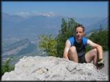 Ich am Aussichtspunkt an den Sendemasten des Monte Altissimo mit dem Monte Brione unten und der Brenta im Hintergrund