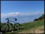 Martins Bike vor toller Kulisse bei der Auffahrt zum Monte Altissimo