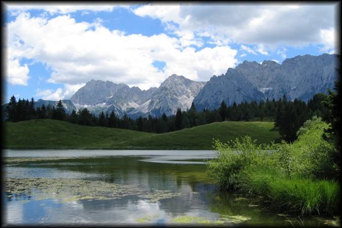 Zeit zum Durchatmen und Relaxen: Der nette Wildensee mit der beeindruckenden Karwendel-Kulisse oberhalb von Mittenwald