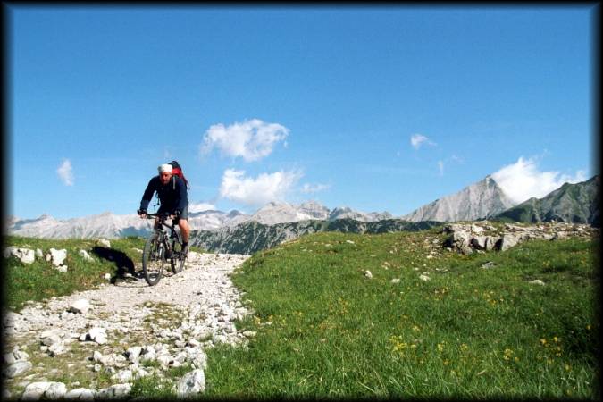 Ralph auf dem beschwerlichen, aber aussichtsreichen Weg Richtung Lafatscher Joch mit der Birkkarspitze im Hintergrund