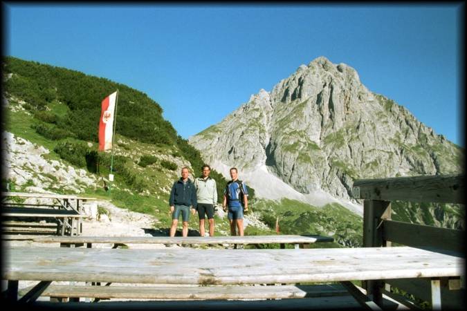 Ralph, Andi und ich vor der Coburger Hütte mit der imposanten Ehrwalder Sonnspitze im Hintergrund