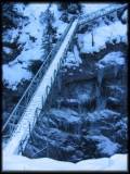 Winterlich vereiste Brücke 73 m über der Höllentalklamm