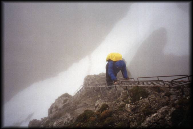 Ralph beim Klettern auf der längsten Leiter des Mittenwalder Höhenwegs - leider ohne schöne Aussicht ...