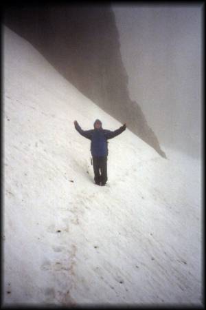 Hier war Trittsicherheit unbedingt erforderlich, um nicht das steile Schneefeld runterzurutschen ...